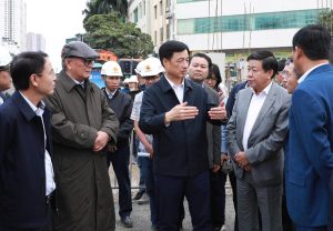 Bí thư Thành ủy Nguyễn Duy Ngọc trao đổi với lãnh đạo Thành phố, các sở ngành, địa phương, Công ty Hoàng Hà, chủ đầu tư về tiến độ dự án đường Vành đai 2,5